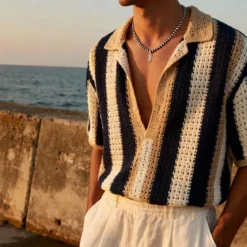 Amalfi | Czarno-biały naszyjnik z koralików z piórkiem