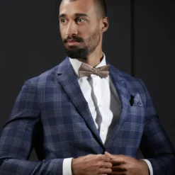 Beżowa muszka jedwabna w kropki