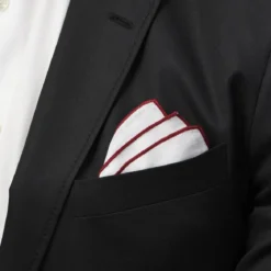 Biała poszetka z bordowymi krawędziami
