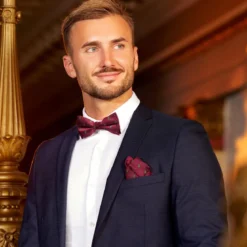 Bordowa bożonarodzeniowa muszka w choinki