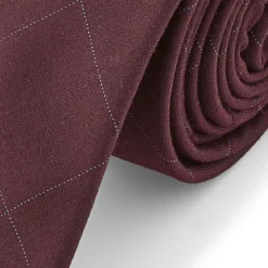 Bordowy krawat w kratkę