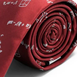 Bordowy wąski krawat w równania matematyczne