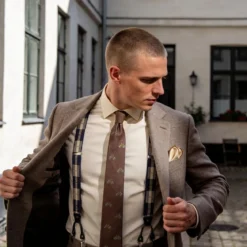 Brązowy wąski krawat w rowery
