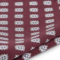 Burgundowa jedwabna poszetka w geometryczne wzory