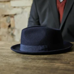 Ciemnogranatowy kapelusz fedora z surowymi krawędziami Filippo Moda