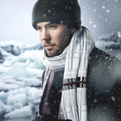 Ciemnoszara czapka beanie z wełny z recyklingu z mankietem