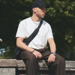 Czarna skórzana torba na ramię z pojedynczym paskiem