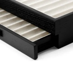 Czarne etui na pióra i gablota - 20 piór