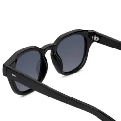 Czarne geometryczne okulary przeciwsłoneczne typu horn rimmed