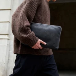 Czarno-szary skórzany rękaw na laptopa Lou
