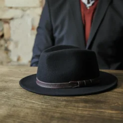 Czarny kapelusz fedora z płaskim rondem Flavio Moda
