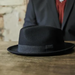 Czarny kapelusz fedora z surowymi krawędziami Filippo Moda