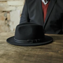 Czarny wełniany kapelusz fedora z płaskim rondem Flavio Moda