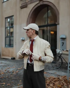 Czerwony wąski krawat ze sztucznej skóry