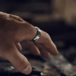 Fortis | 7 mm srebrzysty rowkowany pierścionek ze stali damasceńskiej i tytanu