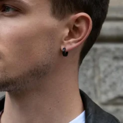 Huggie | 7 mm czarny płaski kolczyk kółeczko ze stali chirurgicznej
