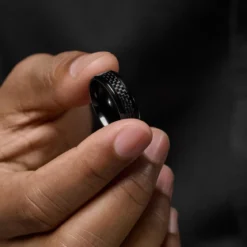 Hyperan | 8 mm czarny pierścionek tytanowy z wkładką z włókna węglowego
