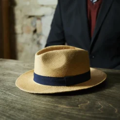Jasnobrązowy kapelusz panama z granatową opaską Piero Moda