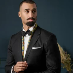Kolorowy, jasnoniebieski, jedwabny szalik we wzór paisley