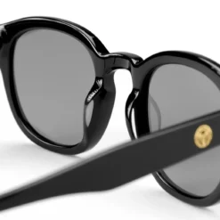 Kwadratowe czarne okulary przeciwsłoneczne Bille w oprawkach typu horn rimmed