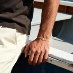 Mediterranean | 14K pozłacana bransoletka z turkusową zawieszką w kształcie słońca