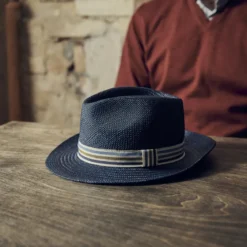 Niebieski kapelusz panamski z opaską w paski Pino Moda