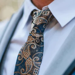 Niebieski krawat paisley
