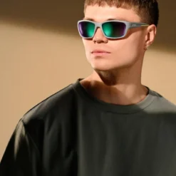 Polaryzowane szare sportowe okulary przeciwsłoneczne z niebieskimi i zielonymi soczewkami
