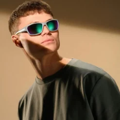 Polaryzowane szare sportowe okulary przeciwsłoneczne z niebieskimi i zielonymi soczewkami