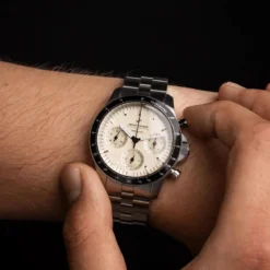 1960 Racing Chronograph | Stal chirurgiczna i złamana biel