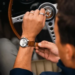 1960 Racing Chronograph | Stal chirurgiczna, złamana biel i czarny