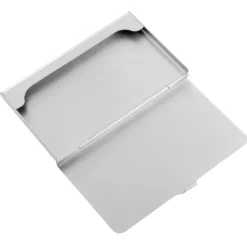 Smukłe etui na karty ze szczotkowanej stali w srebrnym tonie