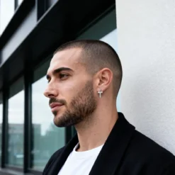Srebrzysty kolczyk sztyft z krzyżykiem Ian Vasilios