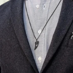 Stalowy czarny naszyjnik z motywem zęba
