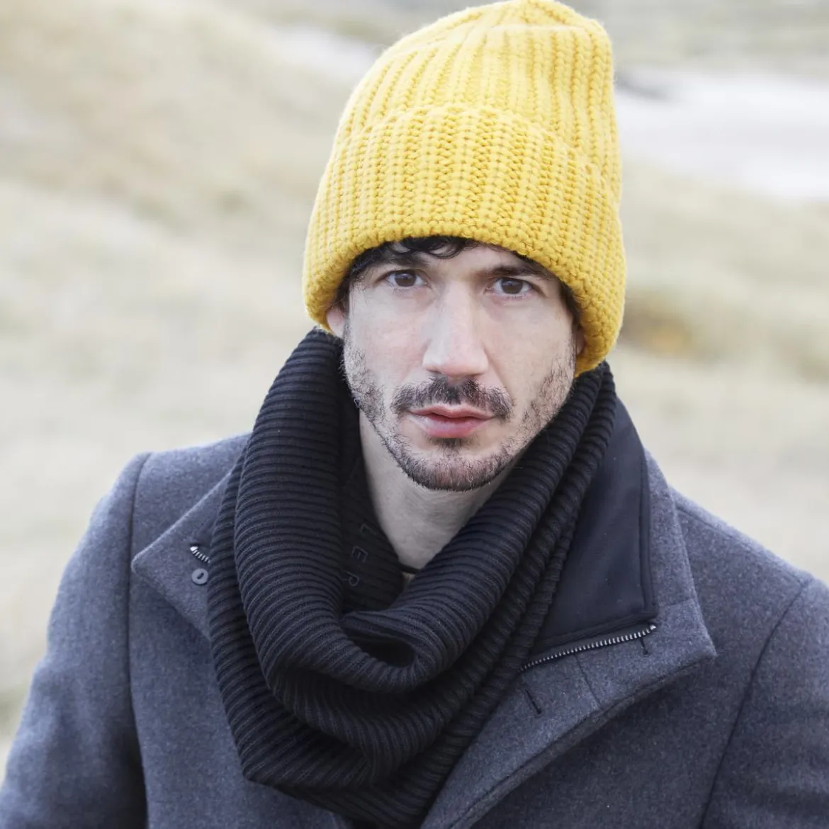 Żółta masywna dzianinowa czapka beanie Fee Montagna
