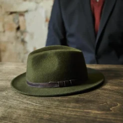 Zielony kapelusz fedora z płaskim rondem Flavio Moda