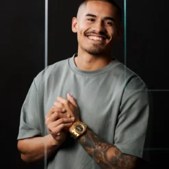 Złocisty automatyczny zegarek z widocznym mechanizmem Aadi Mamut